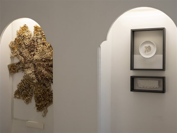 چیدمان نمایشگاه (آثار سمیرا پهلوانی و فریده عبادی)