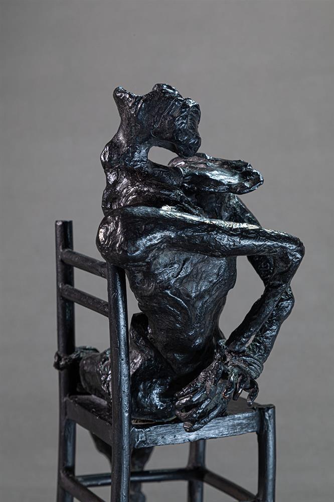 bahman dadkhah sculpture of a sitting twisting figure